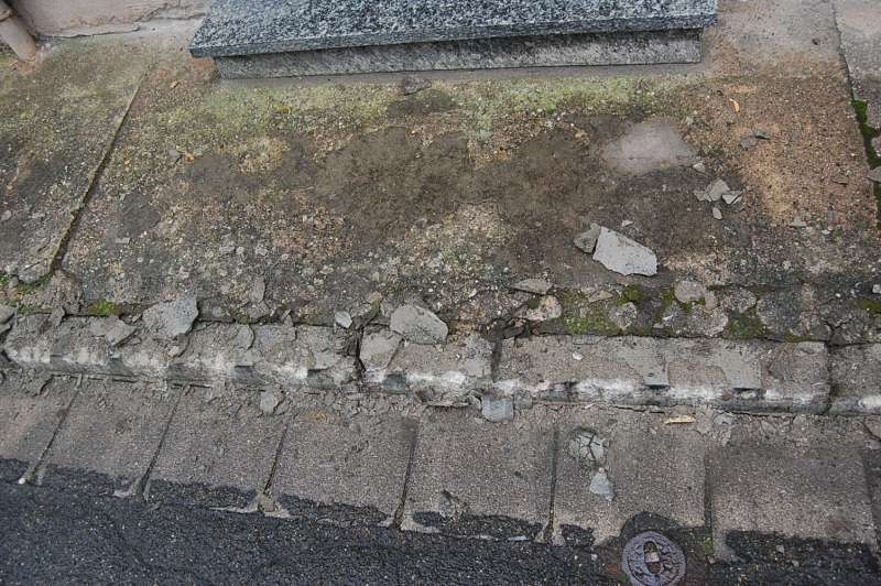 Der beschädigte Bordstein (Foto: Polizei)