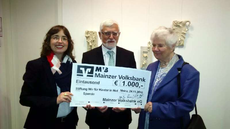 MVB-Generalbevollmächtigte Barbara Bug-Naumann übergab der Stiftung einen Scheck (Foto: Mainzer Volksbank eG)