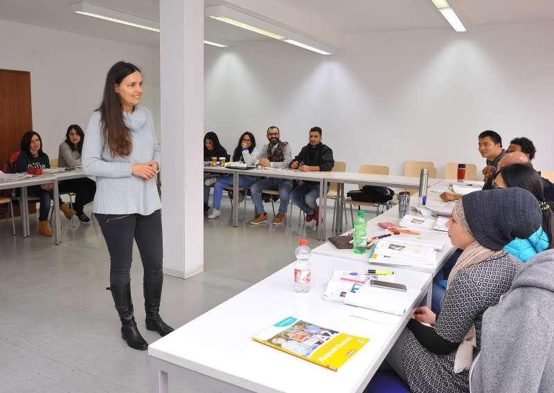 Sprache als Schlüssel zur Integration: Kursleiterin Corina Szarka mit Teilnehmerinnen und Teilnehmern eines Deutschkurses im neuen Sprachkurszentrum der Volkshochschule in der Alten Eppelheimer Straße 38/2. (Foto: Peter Dorn)