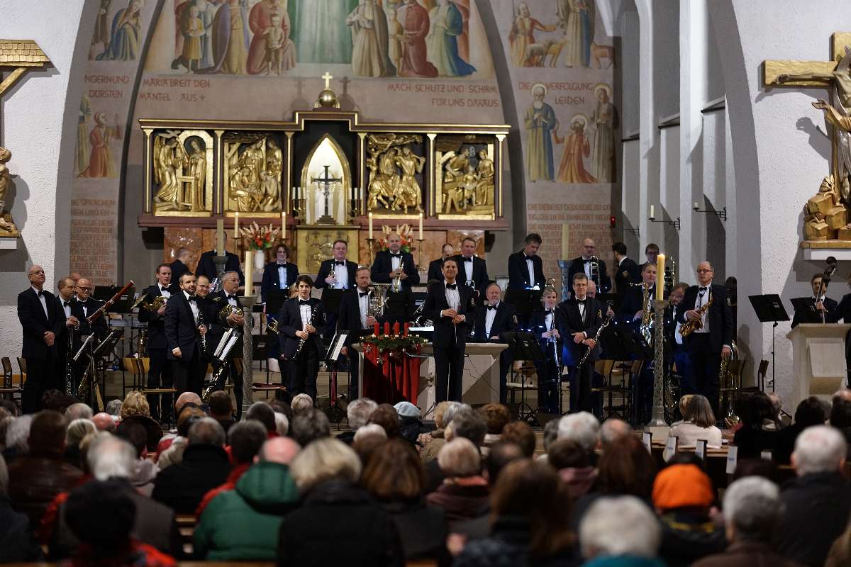 Das Landespolizeiorchester Rheinland-Pfalz (Leitung: Stefan Grefig) in der Kirche Maria Schütz in Kaiserslautern (Foto: Holger Knecht)