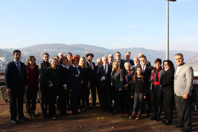 Die Anamurer Delegation zusammen mit der Stadtspitze, dem stellvertr. Türkischen Generalkonsul, Vertretern des Freundeskreises sowie den Vertretern des Fraktionen im Innenhof von Burg Klopp  (Foto: Tourist-Info Bingen)