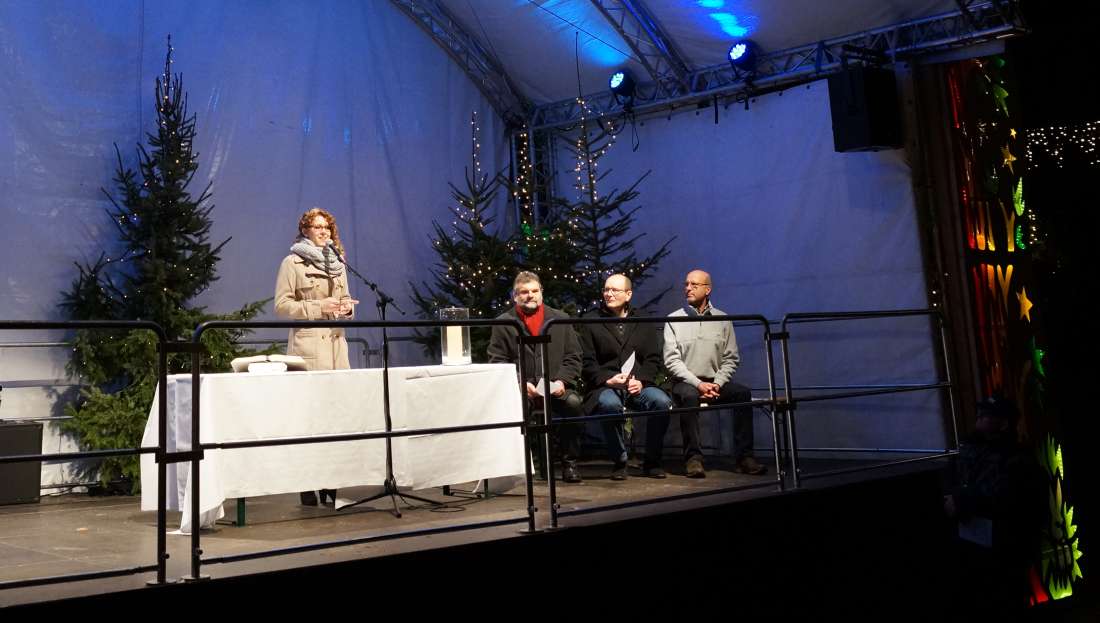 Die Pfälzische Weinkönigin Anastacia Kronauer bei der offiziellen Weihnachtmarkteröffnung (Foto: Holger Knecht)