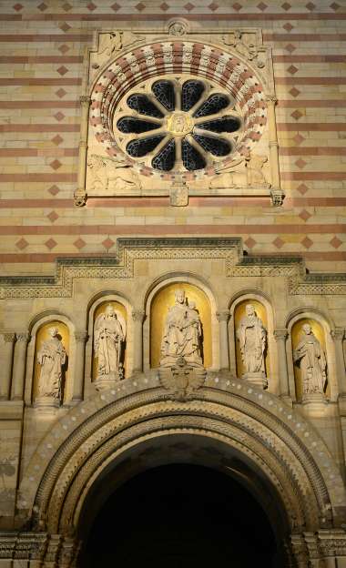 Neue Dombeleuchtung, Westseite Portal (Foto: Klaus Landry)