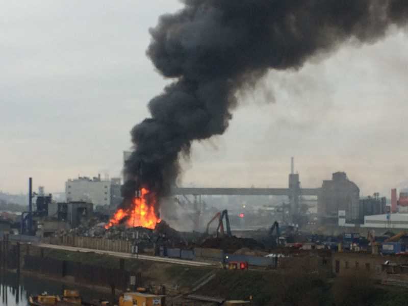 Der Großbrand in Mannheim (Foto: Kahl Büroeinrichtungen)