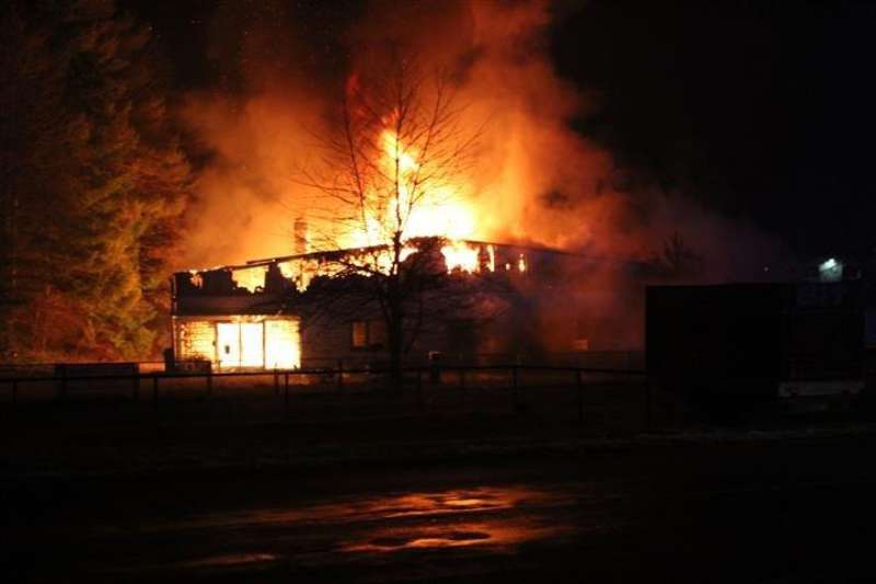 Die Lagerhallte brannte aus (Foto: Polizei)