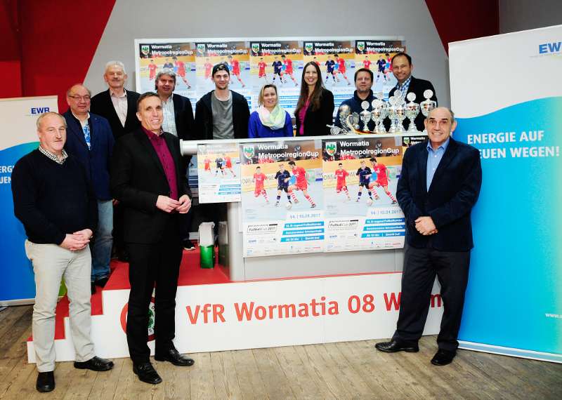 hinten v.l.n.r.: Gert Vogt (Stadtverwaltung Worms, Leiter Sportförderung), Jürgen Veth (1.Vizepräsident Südwestdeutscher Fußballverband), Ronny Zimmermann (Präsident Badischer Fußballverband), Benedikt Gimber (SV Sandhausen 1916 e.V.), Stephanie Wirth (Geschäftsführerin Sportregion Rhein-Neckar e.V.), Henriette Zimmer (Regionalleiterin EWR), Tim Brauer (VfR Wormatia 08 Worms e.V.), Markus Beer (Moderator) vorne v.l.n.r.: Volker Janson(Ortsvorsteher Worms-Horchheim), Uwe Franz (Beigeordneter Stadt Worms), Gerhard Schäfer (Vorstand Sportregion Rhein-Neckar e.V.) (Foto: Sportregion Rhein-Neckar e.V.)