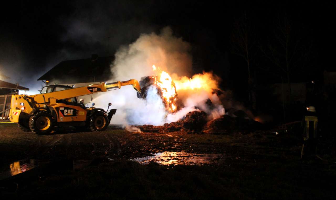 Die Strohballen wurden mit einem Teleskoplader auseinandergezogen (Foto: Feuerwehr Fürth)