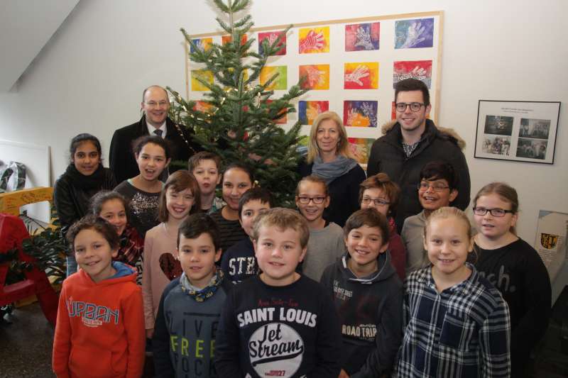 v.l.: Andreas Böhringer (Willkomm), Weihnachtsbaum, Uschi Hoffmann (Auguste Becker Schule), Pascal Trimpe (Willkomm) (Foto: Andreas Böhringer)