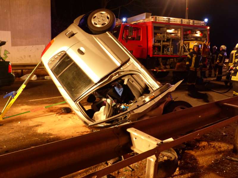 Die Hyundaifahrerin wurde mit lebensbedrohlichen Verletzungen aus ihrem Fahrzeug gerettet (Foto: Feuerwehr)