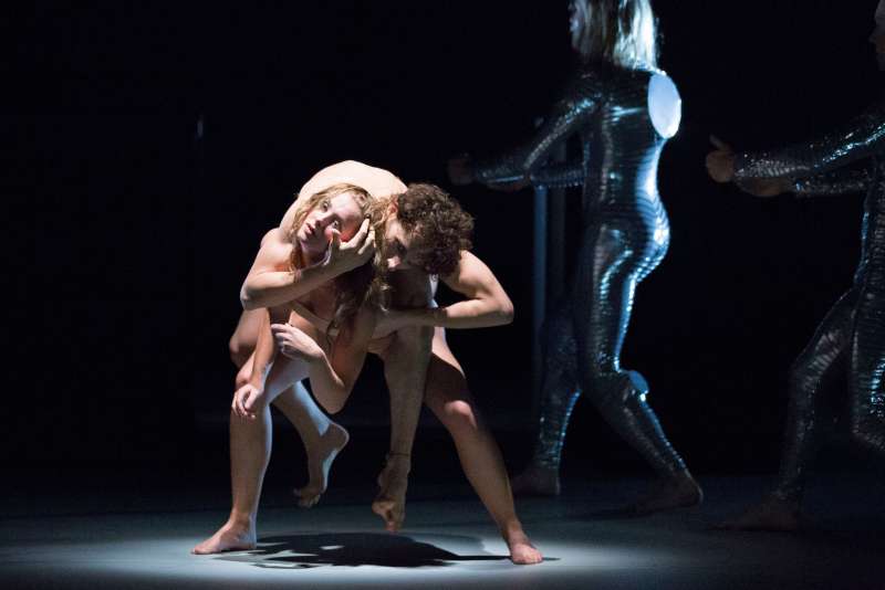 Demi-Carlin Aarts und Endre Schumicky in "Silver" (Foto: Philipp Zinniker)