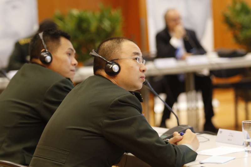  Aufmerksam folgt dieser chinesische Seminarteilnehmer den Ausführungen rund um die Innere Führung. (Foto: Zentrum Innere Führung/Schönbrodt) 