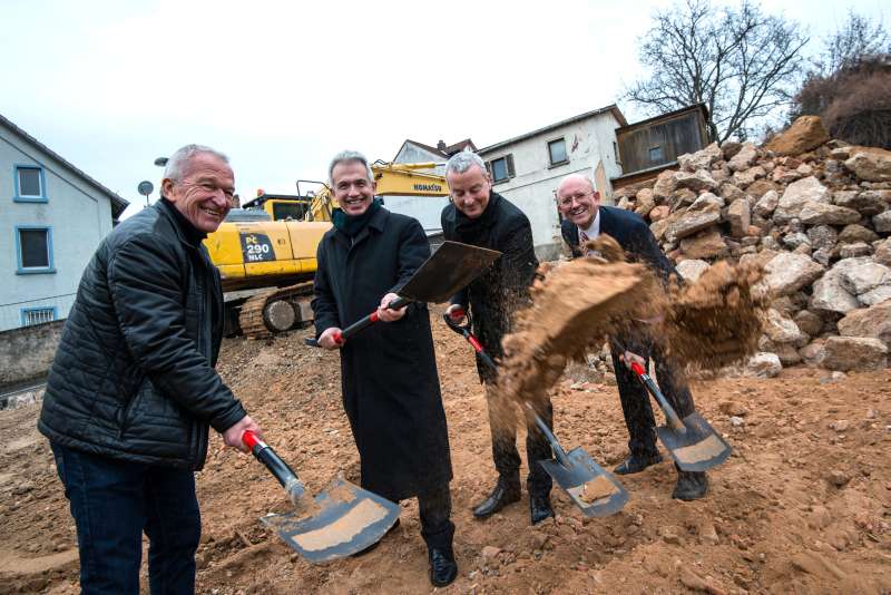 OB Peter Feldmann bei Baubeginn mit Ralf Scheffler, Frank Junker und Bernd Föll (Foto: Heike Lyding)