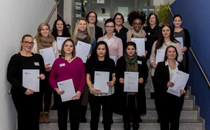 Stipendiatinnen: Studienanfängerinnen, erziehende und alleinerziehende Studentinnen mit Mitgliedern des Senatsausschusses für Gleichstellungsfragen (Foto: HS Kaiserslautern)