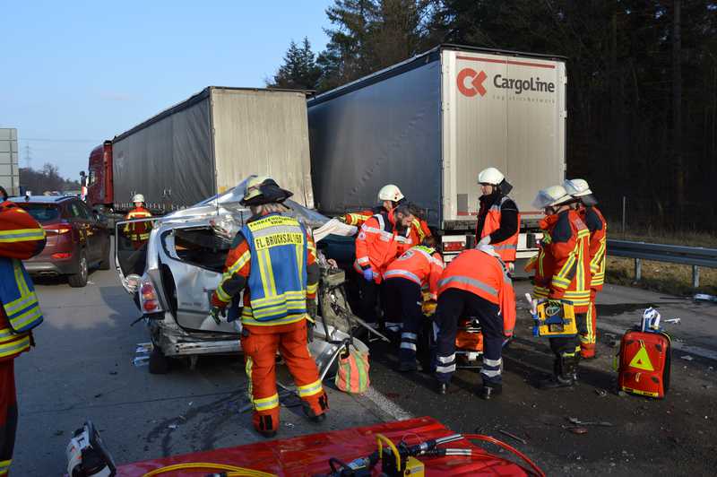 Gaffen und behindern nicht notwendig. Die Feuerwehr liefert die Einsatzbilder