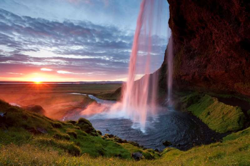 Es sieht aus wie gemalt, ist aber echt: das Seljalandsfoss auf Island im schönsten Morgenlicht. (Foto: Olaf Krüger)