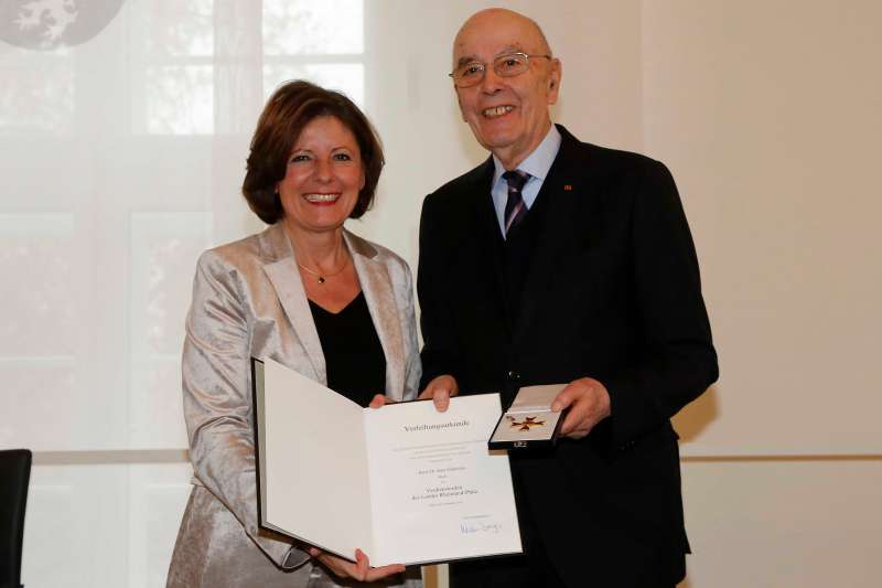  Ministerpräsidentin Malu Dreyer verleiht den Landesverdienstorden an Dr. Hans Friderichs aus Mainz  (Foto: Staatskanzlei RLP/ Sämmer)