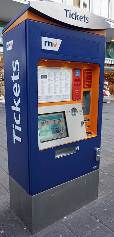 Der Fahrkartenautomat an der Haltestelle Marktplatz ist der erste, an dem der Notruf-Knopf installiert wurde (Foto: Stadt Mannheim)
