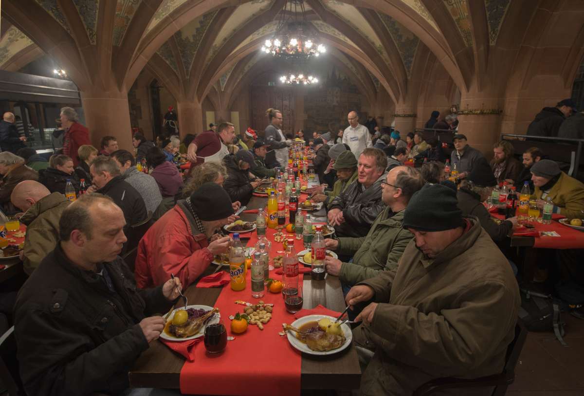 Obdachlose beim Weihnachtsessen in den Römerhallen (Foto: Bernd Kammerer)