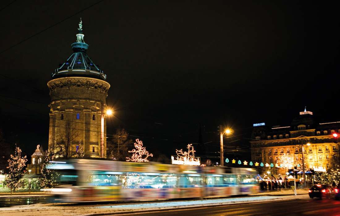 Der rnv-Liniennetzplan Weihnachtsmärkte weist in der Vorweihnachtszeit den Weg zu ausgewählten Märkten der Region mit den Bussen und Bahnen der rnv. (Foto: rnv GmbH/Steffen Diemer)