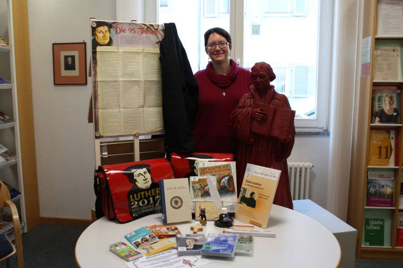 Vikarin Kira Seel mit dem von ihr zusammengestellten Medienpaket. (Foto: Landeskirche)