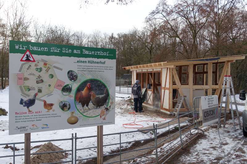 Wo sich jetzt noch eine Baustelle befindet, wird bald der neue Hühnerhof stehen. Der Bau soll in der ersten Jahreshälfte abgeschlossen werden. (Foto: Freizeitbetriebe Worms)