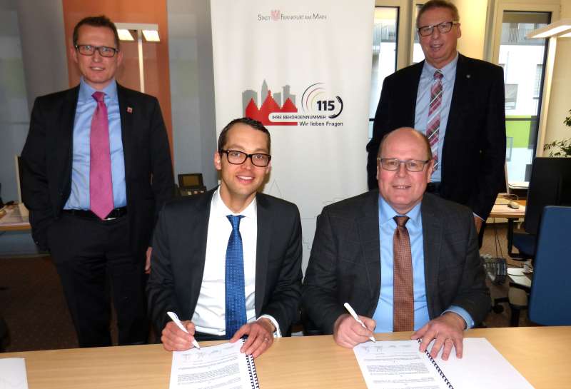 Clipboard01Jan Schneider und Michael Merle unterzeichnen Kooperationsvereinbarung (Foto: Stadt Frankfurt)