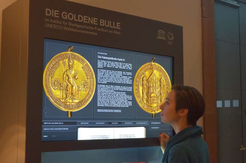 Medienstation zum UNESCO-Weltdokumentenerbe Goldene Bulle im Institut für Stadtgeschichte (Foto: Jutta Zwilling/Institut für Stadtgeschichte)