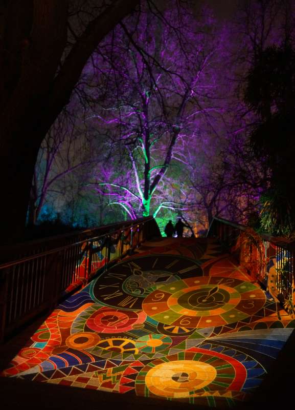 Ein beeindruckender Lichterteppich über die Brücke am Kutzerweiher (Foto: Holger Knecht)
