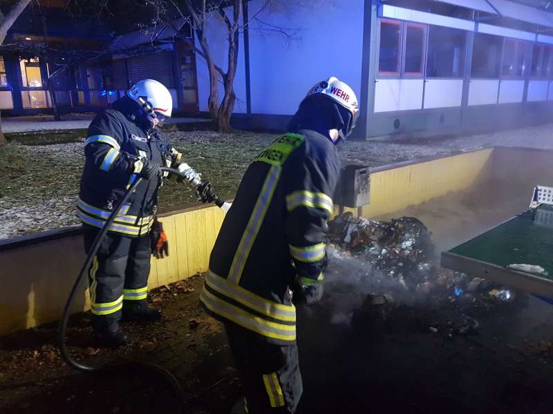 Containerbrand an der Nordstadtschule (Foto: Feuerwehr)