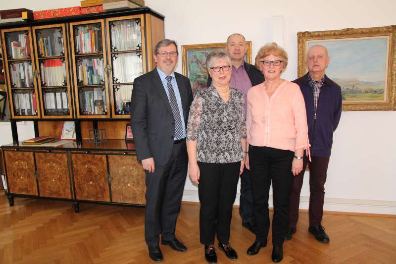 v.l.: OB Eger, Christiane Maron, Personalratsvorsitzender Martin Flörchinger, Christa Schreiner, Karl-Heinz Ohlwein (Foto: Stadtverwaltung)
