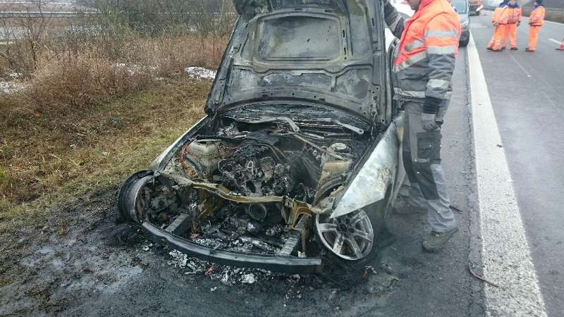 Der BMW wurde bei dem Brand zerstört (Foto: Polizei RLP)