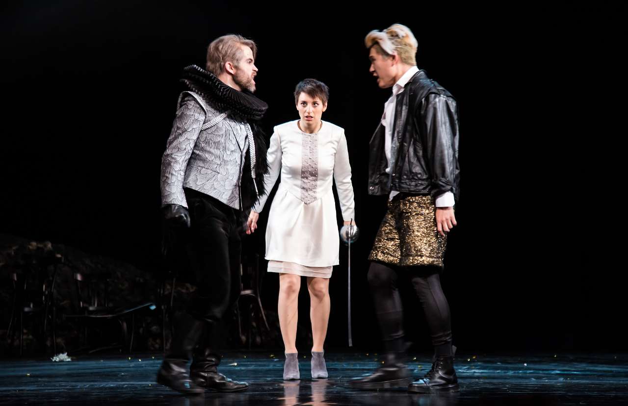 „GIULIETTA E ROMEO“: Zachary Wilder (Everardo), Emilie Renard (Giulietta), Kangmin Justin Kim (Romeo) (Foto: Annemone Taake)