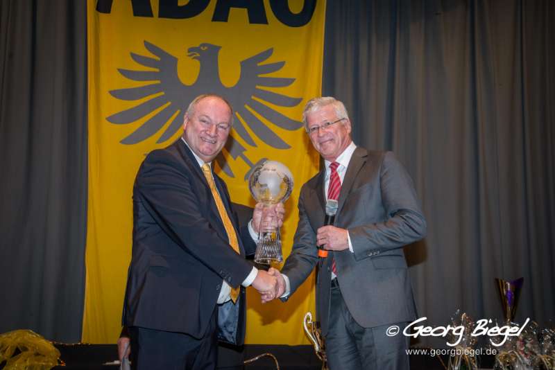 Sportleiter Friedhelm Kissel übergibt den „ADAC Pfalz Award“ an Arno Zenzen, der ihn stellvertretend für Formel 1-Weltmeister Nico Rosberg entgegen nimmt. (Foto: Georg Biegel)