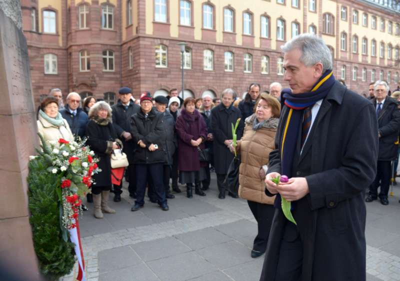 OB Peter Feldmann und Aviva Goldschmidt bei Kranzniederlegung (Foto: Bernd Kammerer)