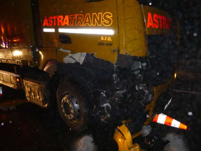 Ein beschädigter LKW (Foto: Polizei RLP)