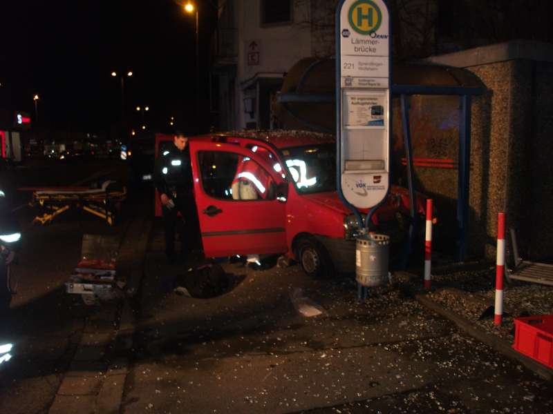 Der Fahrer wurde verletzt (Foto: Feuerwehr)
