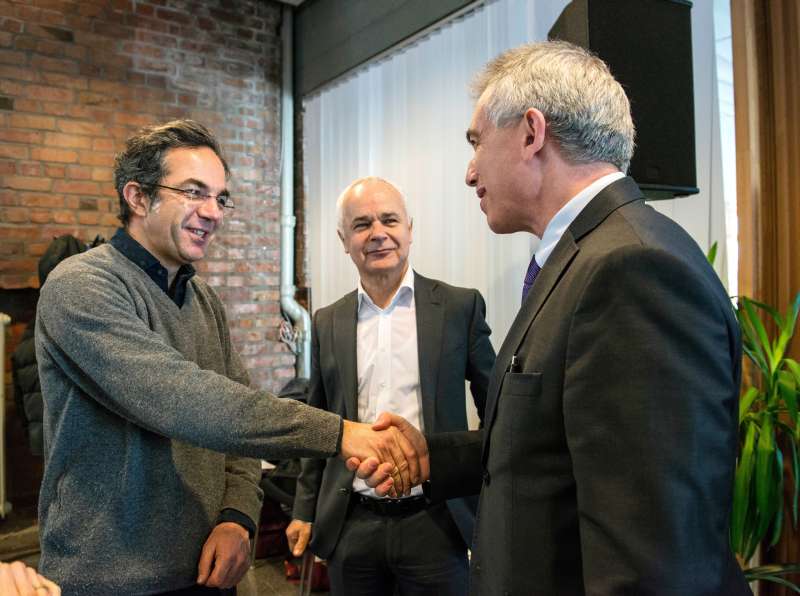 OB Peter Feldmann bei Besuch des Mediacampus mit Navid Kermani und Heinrich Riethmüller (Foto: Heike Lyding)