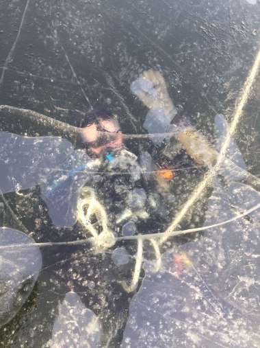 Taucher unter der Eisdecke (Foto: Feuerwehr Speyer)