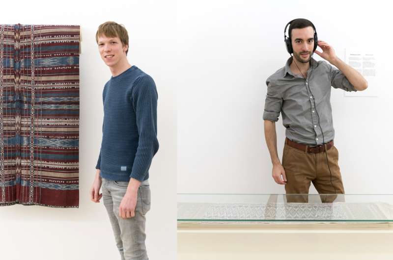 Tobias Hagedorn und Raphaël Languillat in der Ausstellung 'Der rote Faden' im Weltkulturen Museum (Foto: Wolfgang Günzel)