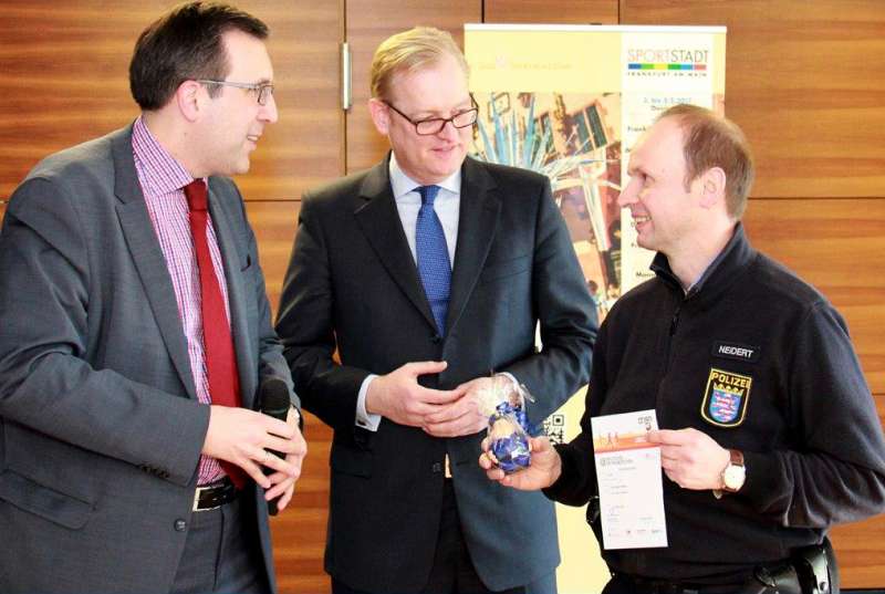 Markus Frank bei Übergabe von Sporturkunden mit Walter Seubert und Andreas Neidert (Foto: Stadt Frankfurt)