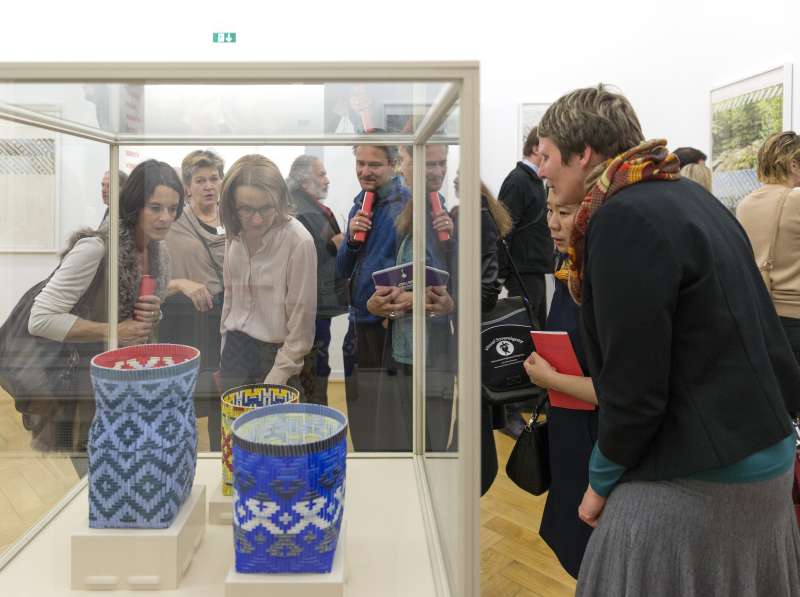 Besucher in der Ausstellung 'Der rote Faden' im Weltkulturen Museum (Foto: Wolfgang Günzel)