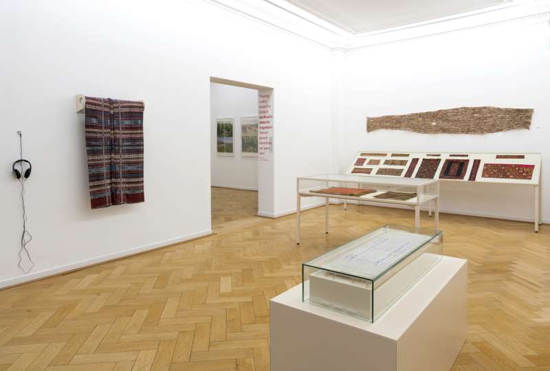 Blick in die Ausstellung 'Der rote Faden' im Weltkulturen Museum (Foto: Wolfgang Günzel)