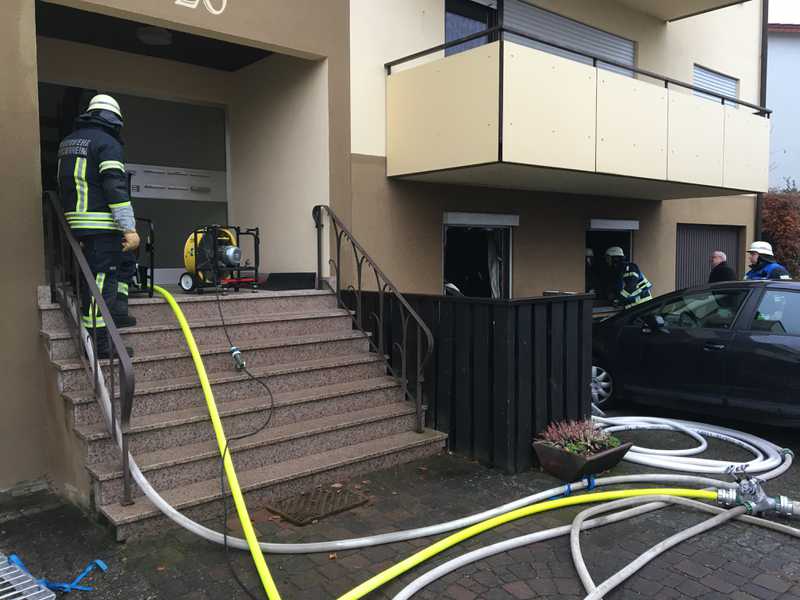 Das Treppenhaus wird gesichert, dass sich das Feuer nicht ausbreiten kann