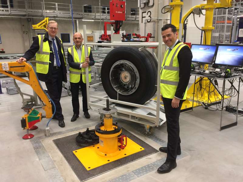 Markus Frank und Oliver Schwebel besuchen neues Werk der Lufthansa Technik (Foto: Stadt Frankfurt)