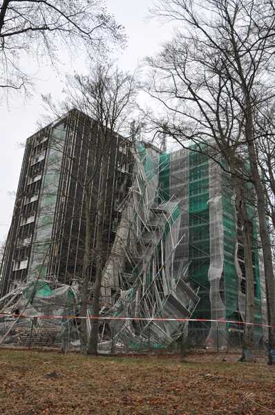 Das Gerüst krachte zusammen, verletzt wurde niemand.