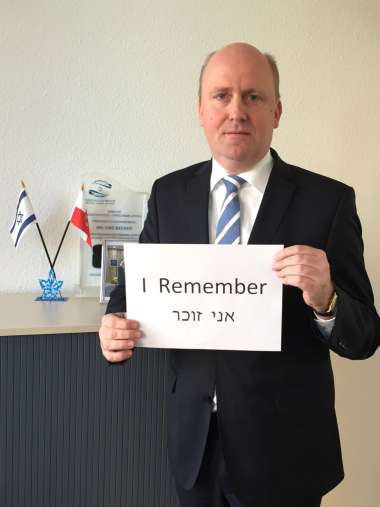 Uwe Becker nimmt an weltweiter Gedenkaktion 'We remember' teil (Foto: Stadt Frankfurt)