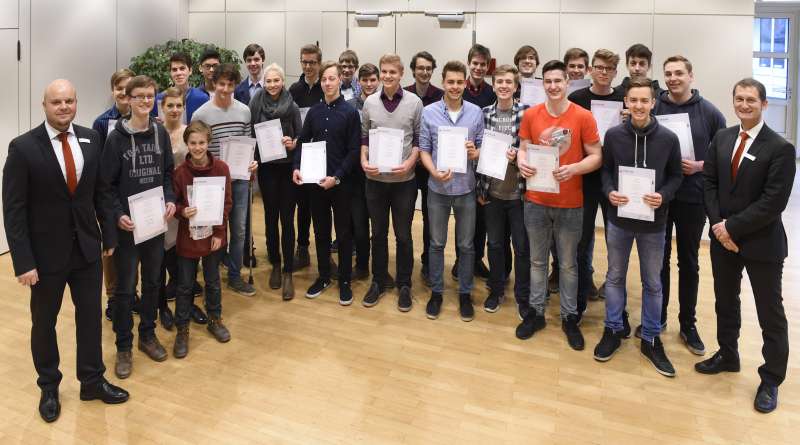 Preisverleihung Planspiel Börse: Norbert Rotter (rechts) und Nico Emrich (links) von der Sparkasse Vorderpfalz zeichneten die Siegerteams aus. (Foto: Sparkasse)