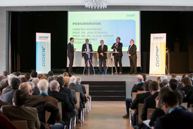 Podiumsdiskussion beim GGEW-Symposium "Die Zukunft der Energiewirtschaft" in Heppenheim: Prof. Dr. Jens Strüker, Geschäftsführer Institut für Energiewirtschaft der Hochschule Fresenius; Carsten Hoffmann, Vorstand GGEW AG; Prof. Dr. Dr. Klaus Töpfer, Bundesumweltminister a. D.; Bernhard Rindt, Geschäftsführer egrid GmbH; Peter Zayer, Geschäftsführer VOLTARIS GmbH (v.l. ) (Foto: GGEW AG/Marc Fippel Fotografie)