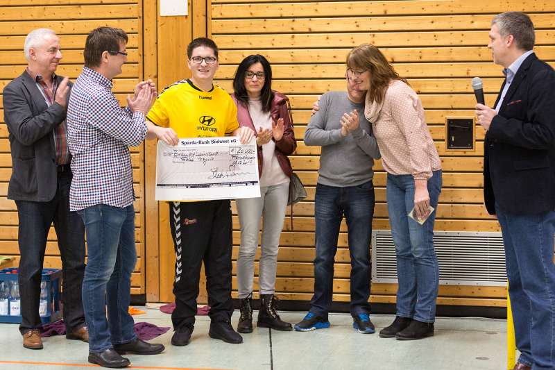 Fabian Pozywio mit dem Scheck vom Erlös des Handball-Benefizspiels (Foto: Michael Sonnick)