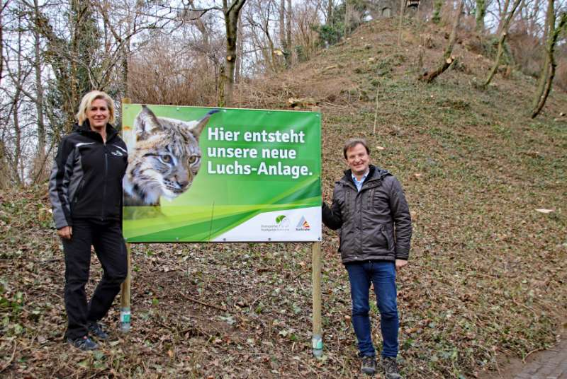 Eva Kaltenbach und Dr. Matthias Reinschmidt stehen vor dem Gelände, das bis zum Ende des Jahres zur neuen Luchsanlage umgebaut werden soll. (Foto: Stadt Karlsruhe)